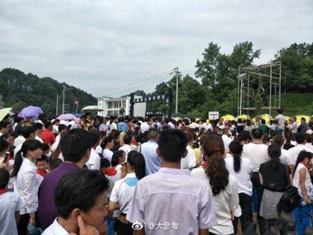教師去世，200多名畢業(yè)生前來送行——一份深深的懷念與敬意，教師離世，畢業(yè)生深情送別，懷念與敬意永存