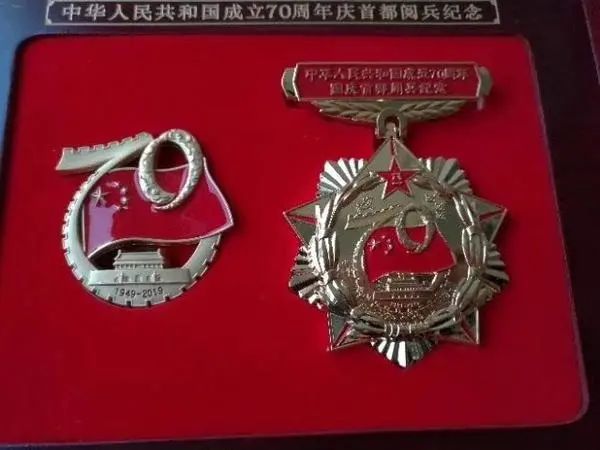 關于紀念章價格，70周年大閱兵紀念章的價值與收藏意義，70周年大閱兵紀念章的價值與收藏意義，深度解析紀念章價格及其紀念意義