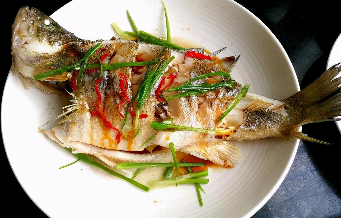 清蒸鱸魚——一道家常美食的做法，清蒸鱸魚，家常美食制作指南