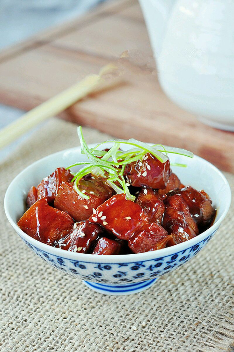 紅燒肉的傳統(tǒng)制作方法與藝術(shù)，經(jīng)典紅燒肉，傳統(tǒng)制作方法與烹飪藝術(shù)探索
