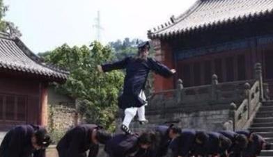 十天之內(nèi)練出驚人的彈跳力，十天極限訓(xùn)練，爆發(fā)驚人彈跳力！