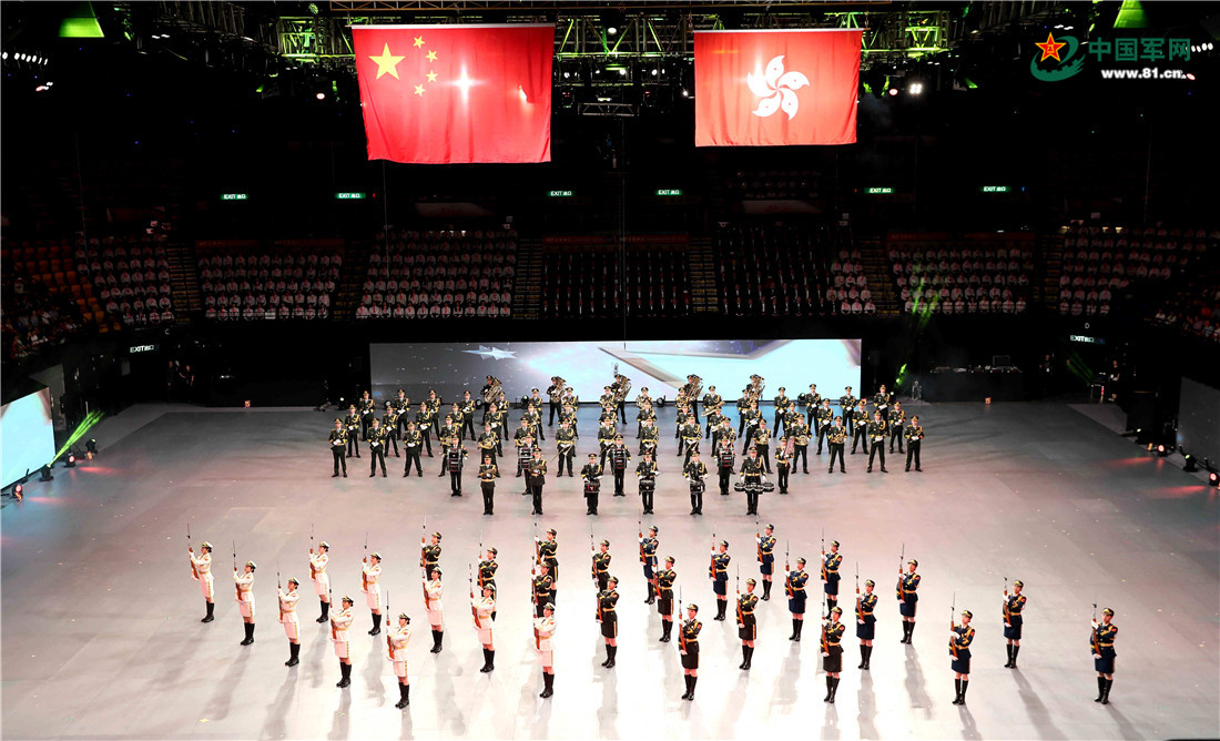 儀仗隊(duì)女兵中隊(duì)長的風(fēng)采，儀仗隊(duì)女兵中隊(duì)長的風(fēng)采，英勇颯爽，展現(xiàn)巾幗英雄本色