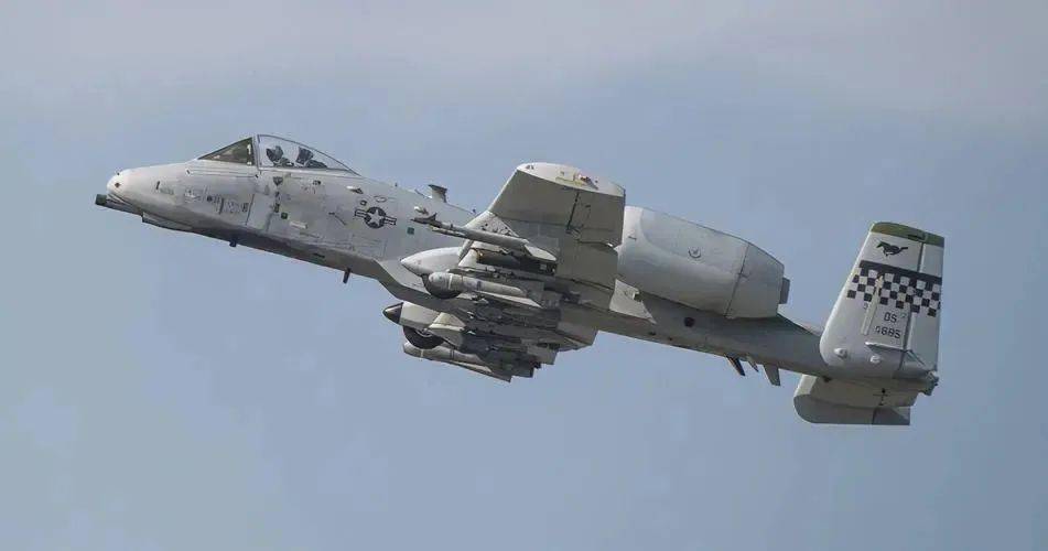 A-10攻擊機(jī)的作戰(zhàn)能力，強(qiáng)大的空中霸主，A-10攻擊機(jī)的強(qiáng)大作戰(zhàn)能力，空中霸主揭秘