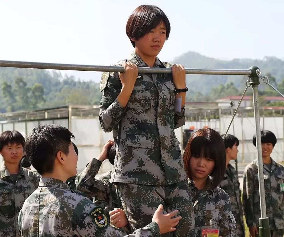 女兵都是干什么的？深度解讀女性士兵的角色與貢獻(xiàn)，深度解讀，女兵的角色與貢獻(xiàn)，戰(zhàn)場(chǎng)上的鏗鏘玫瑰