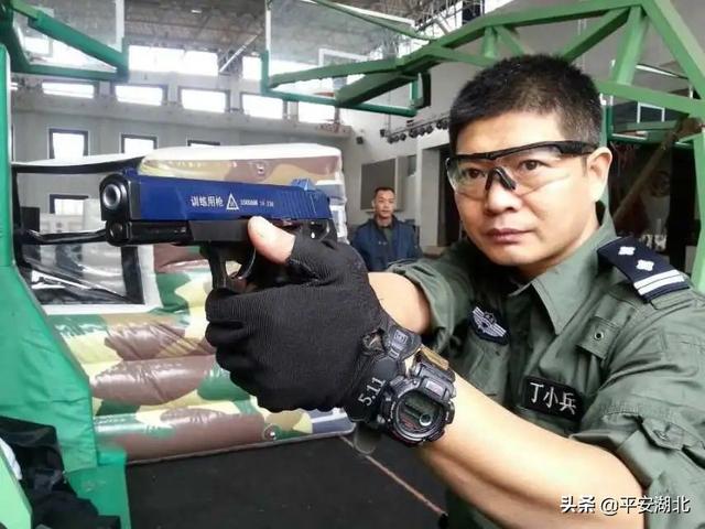 丁小兵負(fù)傷照片高清，英雄的瞬間與永恒的記憶，丁小兵負(fù)傷瞬間，英雄的瞬間與永恒的記憶（高清照片）