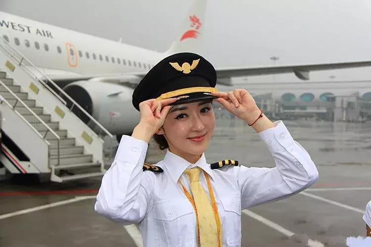中國(guó)最美女飛行員趙楠，英勇無(wú)畏，綻放天際的璀璨明珠，中國(guó)最美女飛行員趙楠，天際璀璨明珠的英勇無(wú)畏綻放