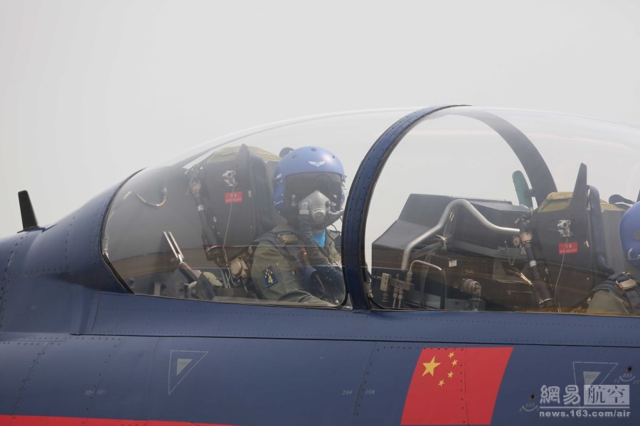 殲-10座艙高清圖，探索現(xiàn)代戰(zhàn)機(jī)駕駛環(huán)境的神秘面紗，揭秘殲-10戰(zhàn)機(jī)駕駛環(huán)境，座艙高清圖探索現(xiàn)代戰(zhàn)機(jī)神秘面紗