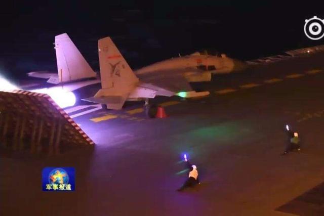 殲-15夜間在遼寧艦上起降，展現(xiàn)中國海軍航空兵夜間作戰(zhàn)能力的卓越表現(xiàn)，殲-15夜間遼寧艦起降，海軍航空兵夜間作戰(zhàn)能力卓越展現(xiàn)