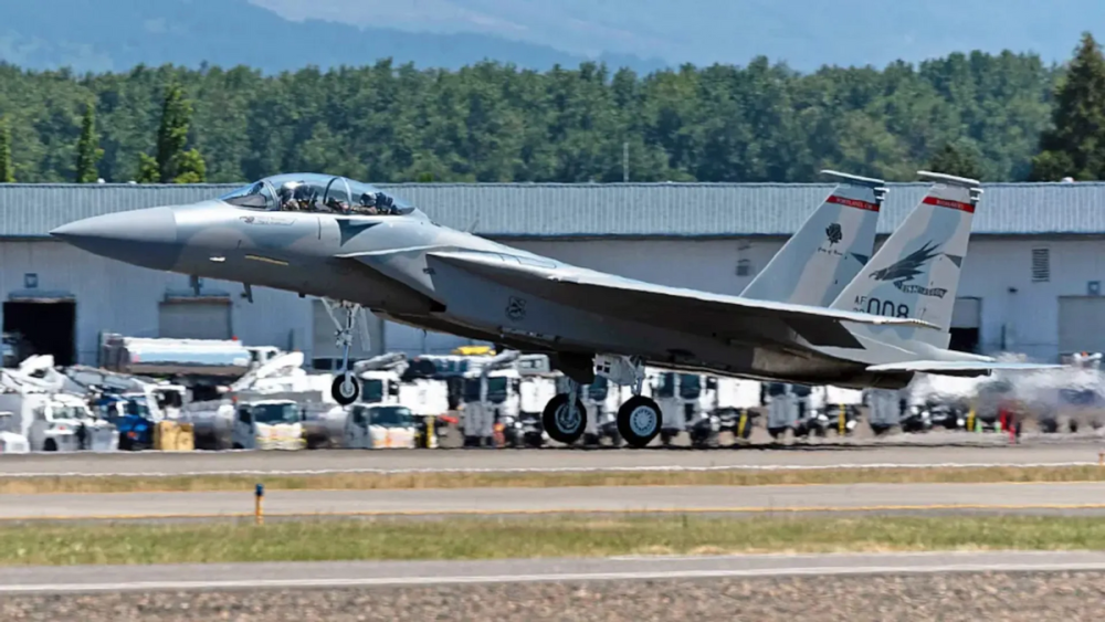 殲-16戰(zhàn)機利落驅(qū)逐美軍機，空中衛(wèi)士的英勇壯舉，殲-16戰(zhàn)機英勇驅(qū)逐美軍機，空中衛(wèi)士展現(xiàn)壯志壯舉