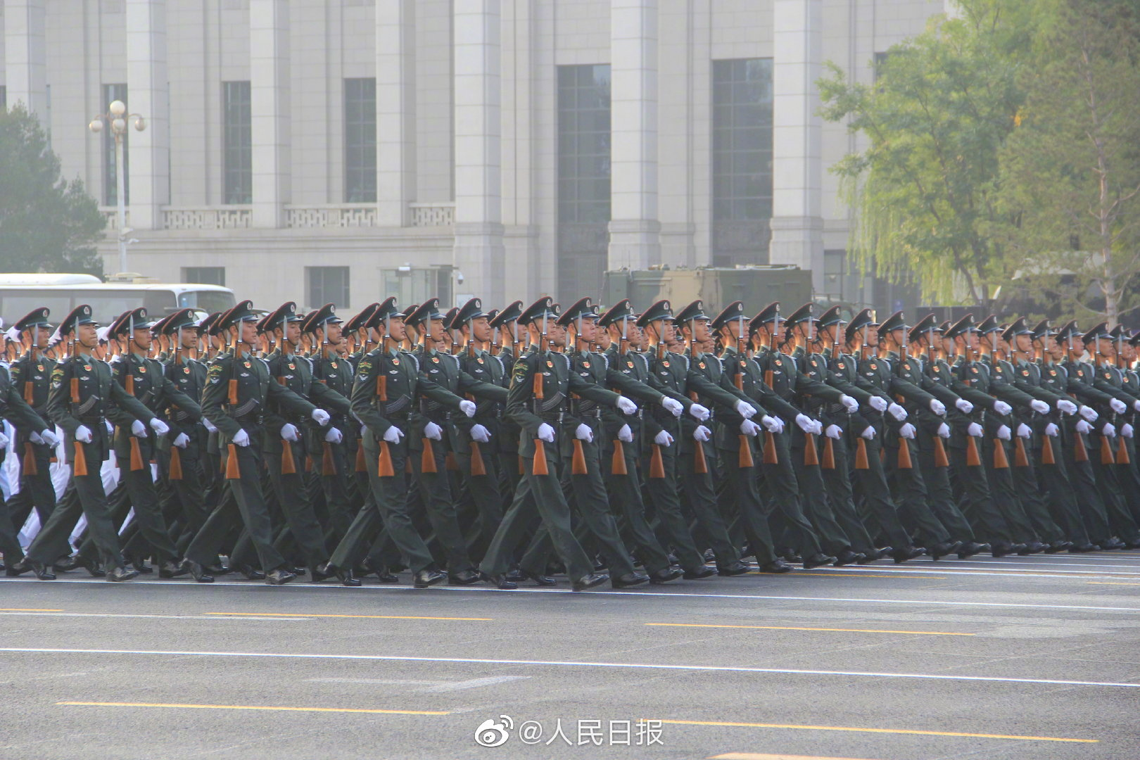 慶祝中國人民解放軍海軍成立七十周年閱兵海軍方隊(duì)高清圖，慶祝海軍成立七十周年閱兵海軍方隊(duì)震撼亮相，高清圖集回顧輝煌瞬間