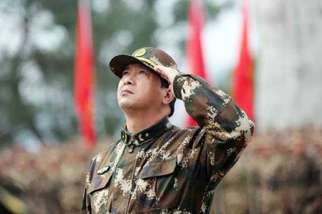丁曉兵斷臂的圖片是誰畫的？——一幅英雄形象的誕生與傳承，丁曉兵斷臂英雄形象圖的誕生與傳承，圖片作者揭秘英雄形象的誕生與傳承之路