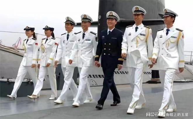 海軍三期以下沒有常服，制度變遷與海軍形象的塑造，海軍制度變遷，重塑形象，三期以下無常服的新篇章