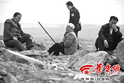 西安空難，村民哄搶旅客物品事件深度剖析，西安空難后村民哄搶旅客物品事件深度探究與反思