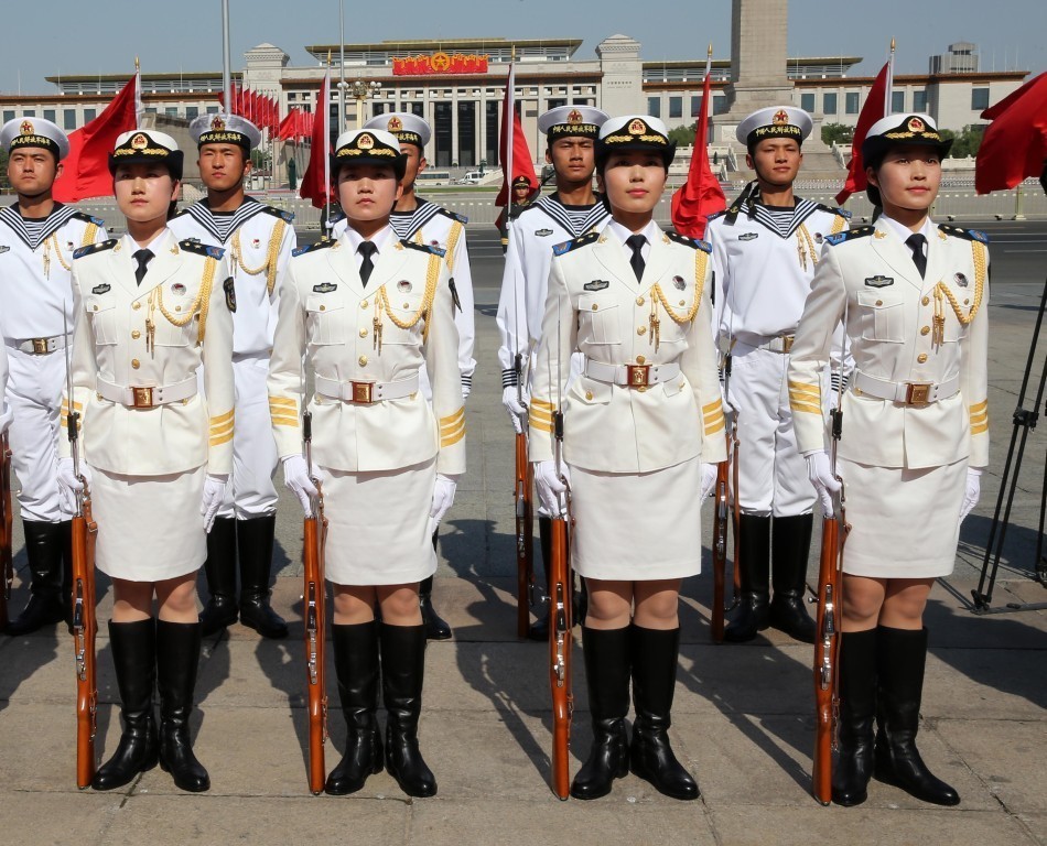 解放軍女士兵圖片大全，展現(xiàn)鏗鏘玫瑰的英勇風(fēng)采，解放軍女士兵風(fēng)采，鏗鏘玫瑰的英勇瞬間圖片大全