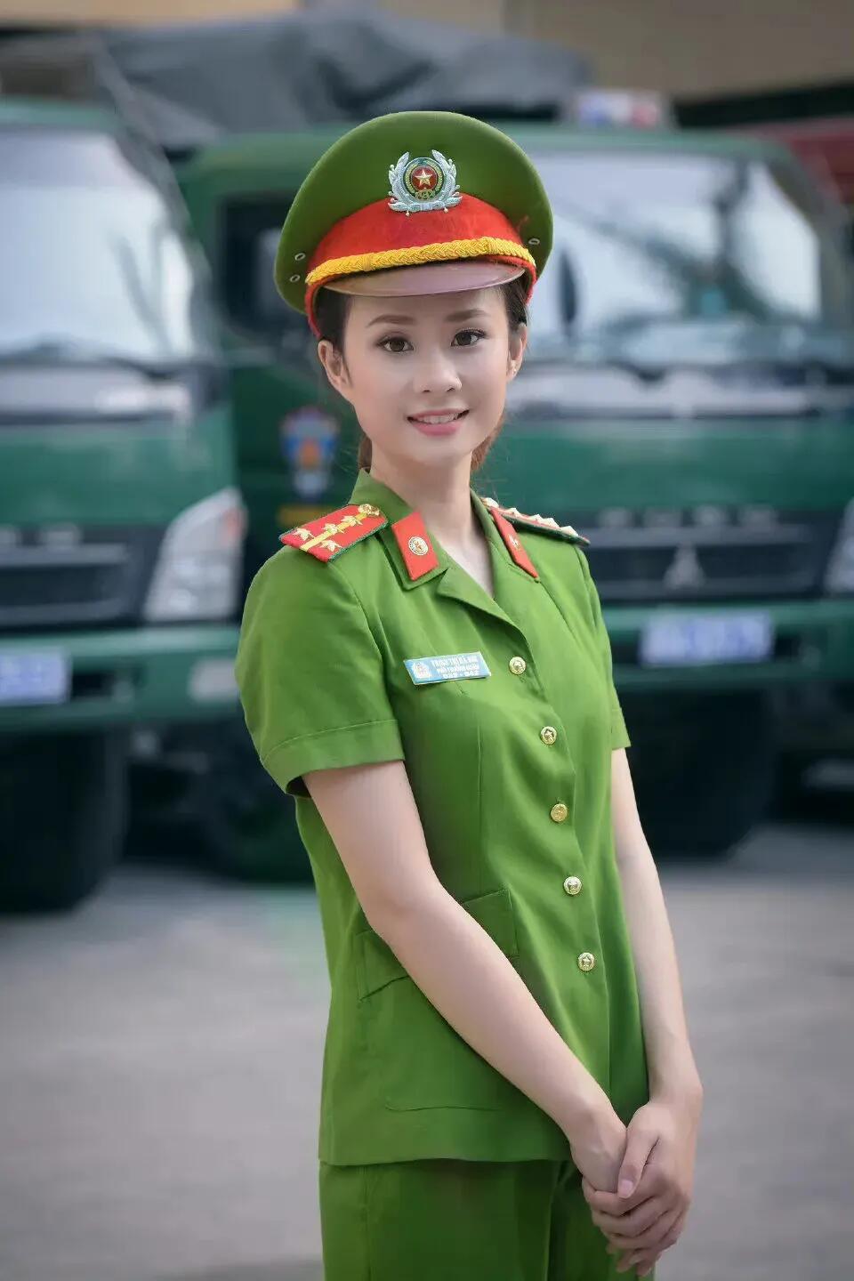 女兵的軍服特點，時尚、實用與性別平等的體現(xiàn)，女兵軍服，時尚、實用與性別平等的多重體現(xiàn)
