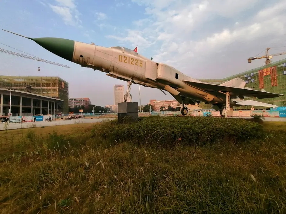 南昌航空大學(xué)與殲8飛機的深厚淵源，南昌航空大學(xué)與殲8飛機的歷史淵源