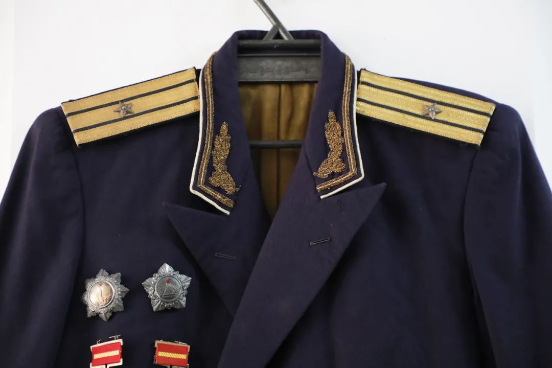 軍裝胸前熠熠生輝的徽章，榮耀與責(zé)任的象征，軍裝徽章，榮耀與責(zé)任的象征