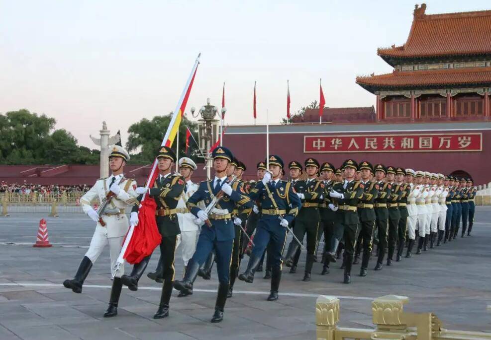 三軍儀仗隊(duì)迎風(fēng)40秒不眨眼的堅(jiān)韌與榮耀，三軍儀仗隊(duì)迎風(fēng)堅(jiān)韌展現(xiàn)榮耀，40秒不眨眼的力量與風(fēng)采