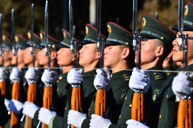 三軍儀仗隊練眼神，迎風(fēng)40秒不眨眼的精神力量，三軍儀仗隊眼神訓(xùn)練，迎風(fēng)40秒不眨眼，展現(xiàn)精神力量之堅韌