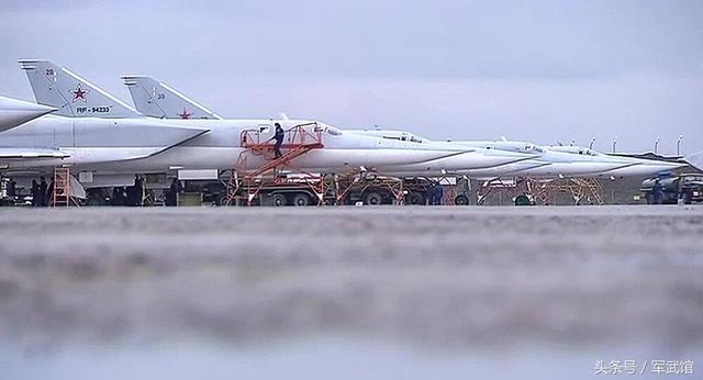 圖22M逆火轟炸機(jī)與圖-160戰(zhàn)略轟炸機(jī)，冷戰(zhàn)巨匠的對(duì)比，冷戰(zhàn)巨匠對(duì)比，圖-22M逆火轟炸機(jī)與圖-160戰(zhàn)略轟炸機(jī)對(duì)比解析