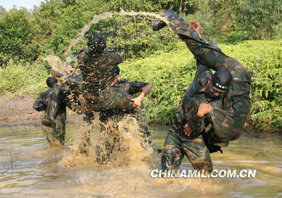 海軍陸戰(zhàn)隊(duì)蛙人訓(xùn)練，鍛造深海利刃，海軍陸戰(zhàn)隊(duì)蛙人鍛造深海利刃，錘煉精英特種部隊(duì)訓(xùn)練紀(jì)實(shí)