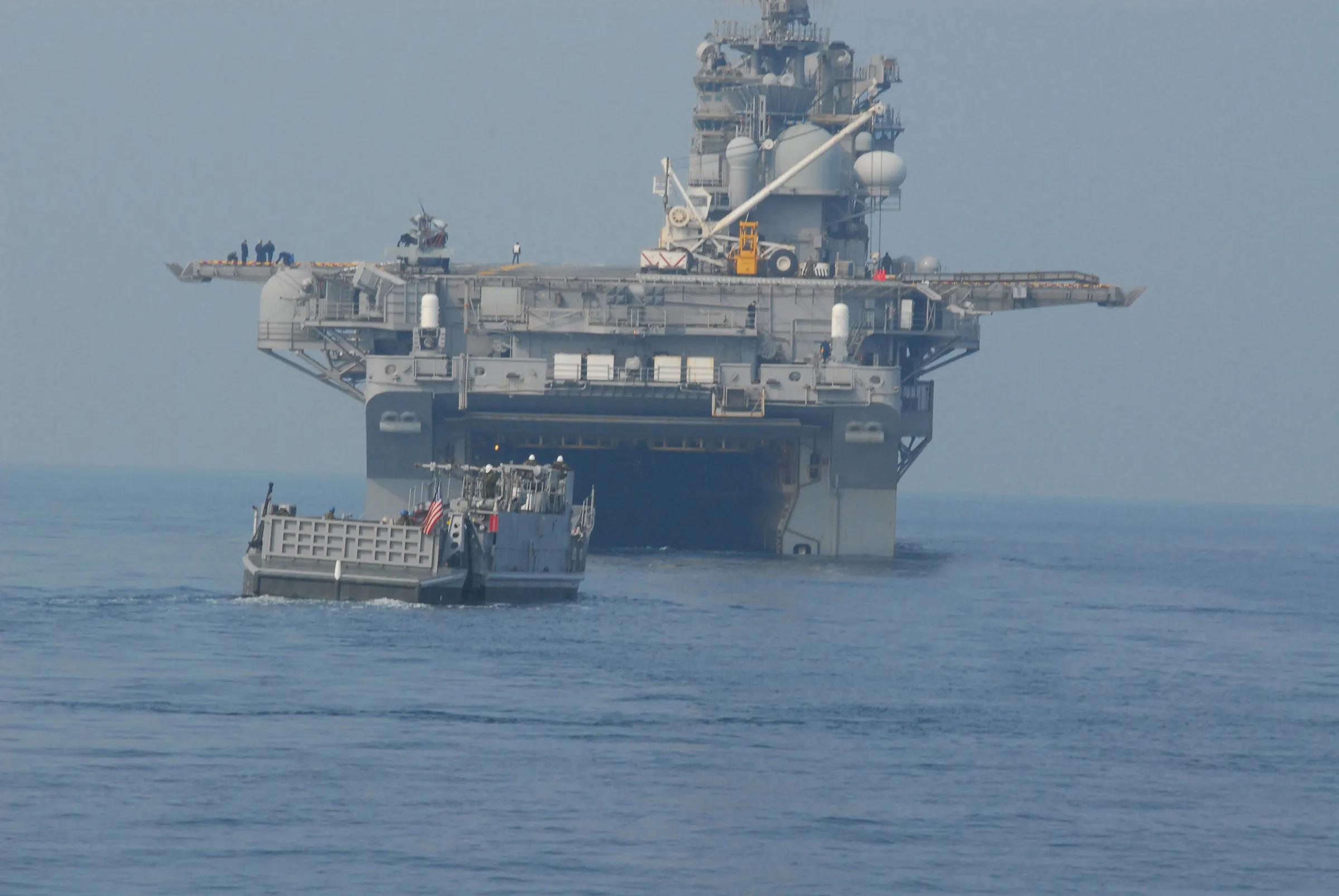 黃蜂級(jí)兩棲攻擊艦，揭秘八艘艦艇的編號(hào)與實(shí)力，黃蜂級(jí)兩棲攻擊艦揭秘，八艘艦艇的編號(hào)與戰(zhàn)斗力全解析